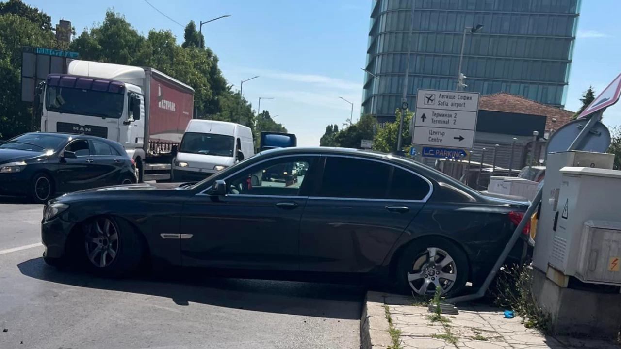 Водач на луксозен автомобил катастрофира край Терминал 1 на Летище София