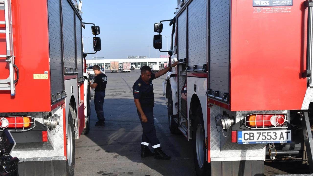 50 български пожарникари заедно с 15 единици техника се прибират
