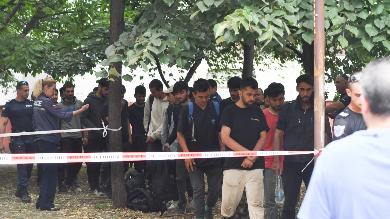 Осемнадесет мигранти са открити в два леки автомобила на околовръстния
