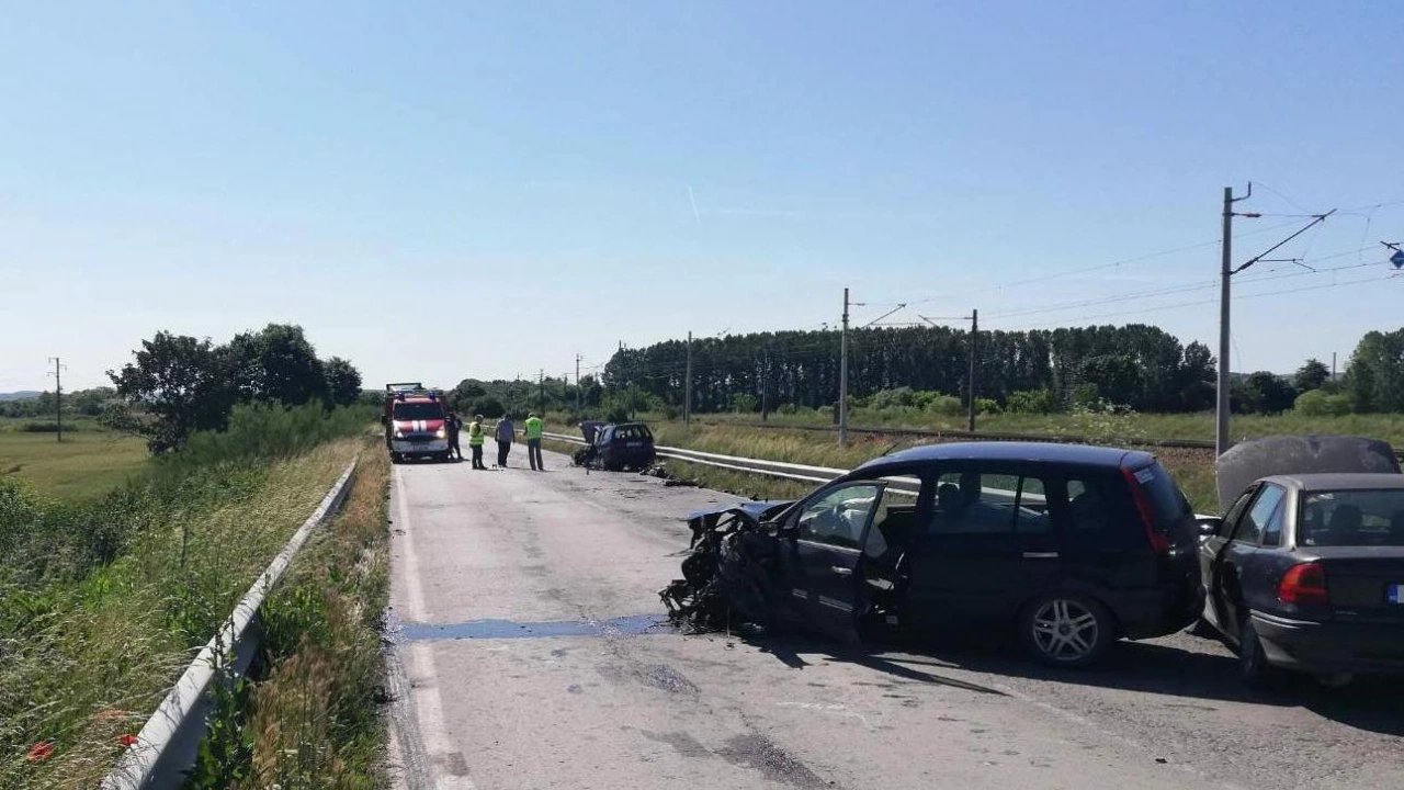 Микробус и автомобил катастрофираха на пътя Лесово – Елхово в