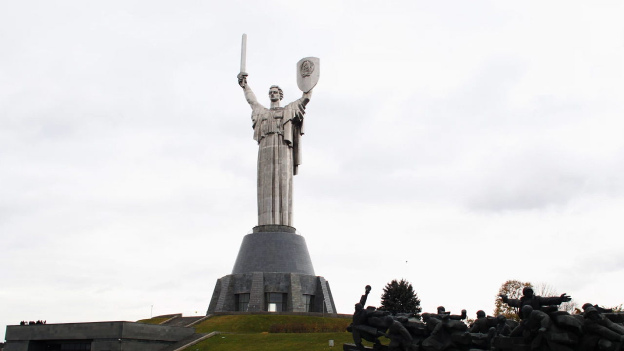 Сърпът и чукът от паметника Майка Украйна“ в Киев, една