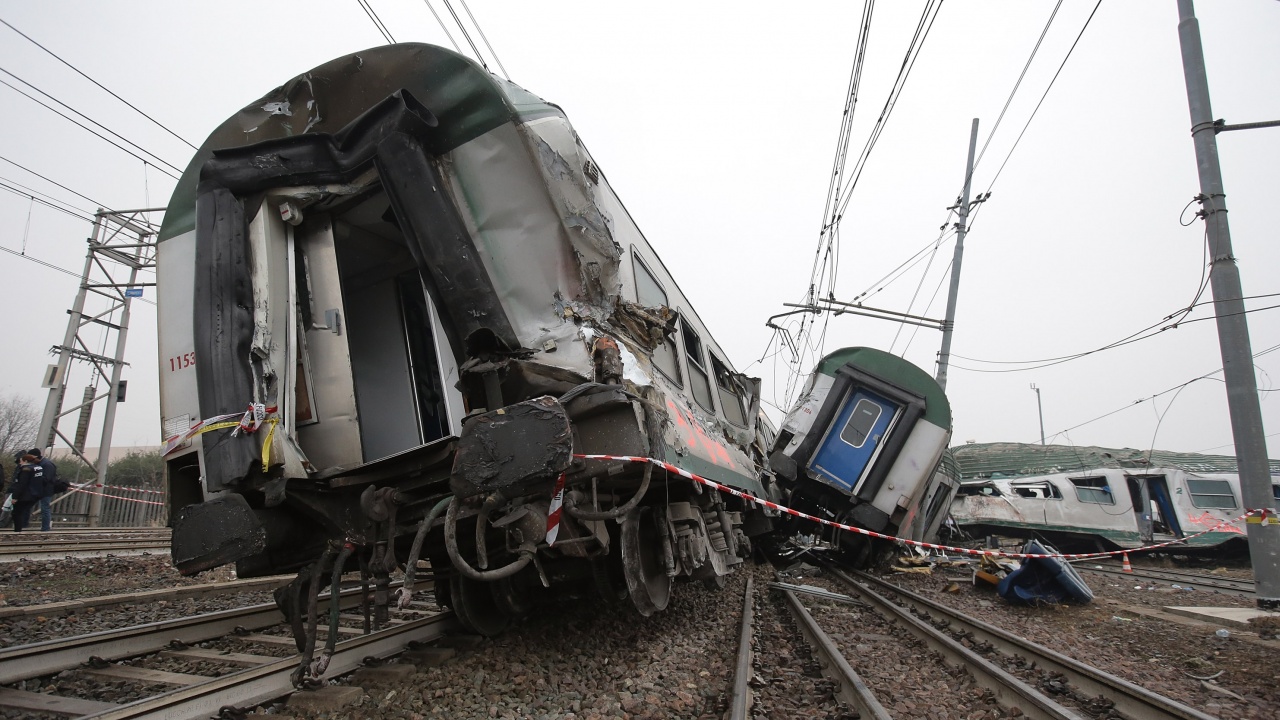 30 жертви и 90 ранени при влакова катастрофа в Пакистан