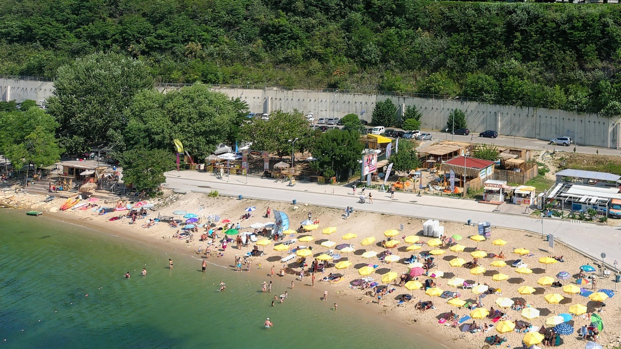 Бурното море през почивните дни взе две жертви във Варна.
