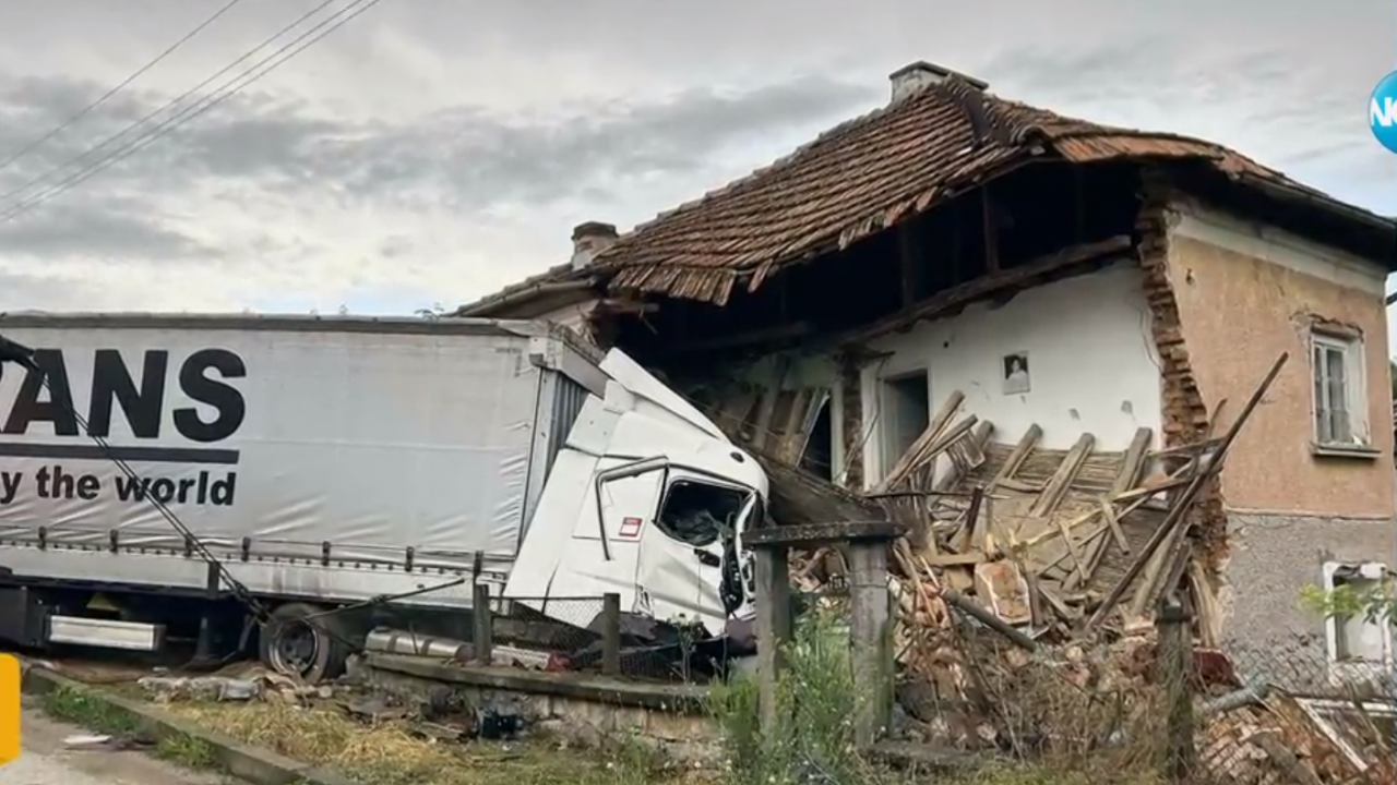 Камион се вряза в къща във Врачанско