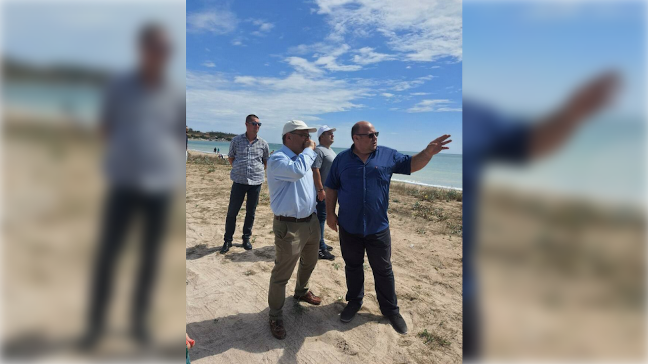 Министър Попов и експерти от МОСВ провериха състоянието на дюните при Дуранкулак