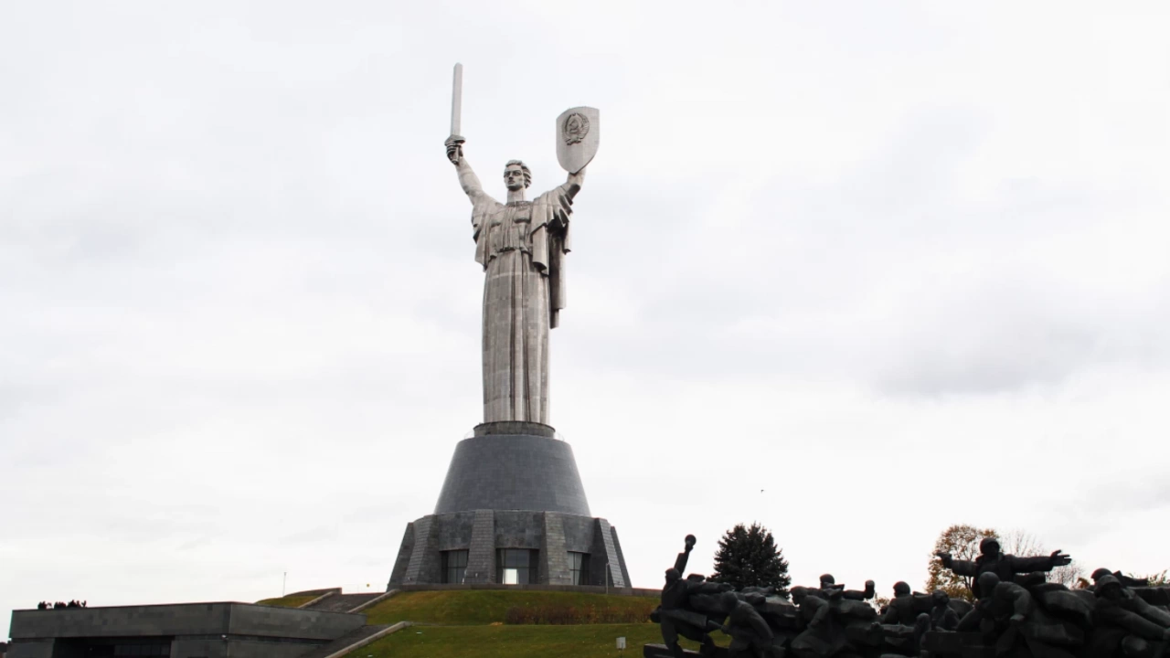 Сърпът и чукът от паметника Майка Украйна в Киев една