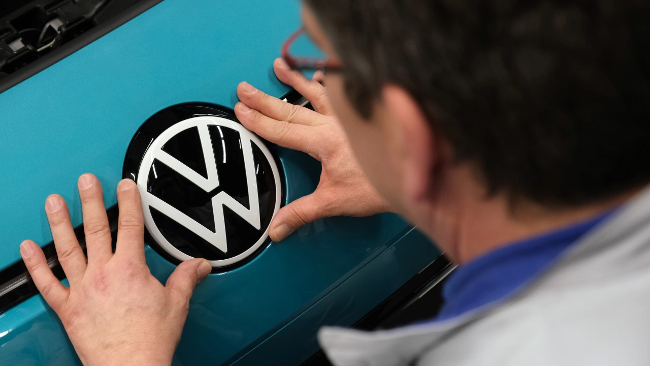 Германският автомобилостроител Фолксваген Volkswagen си е върнал първото място по