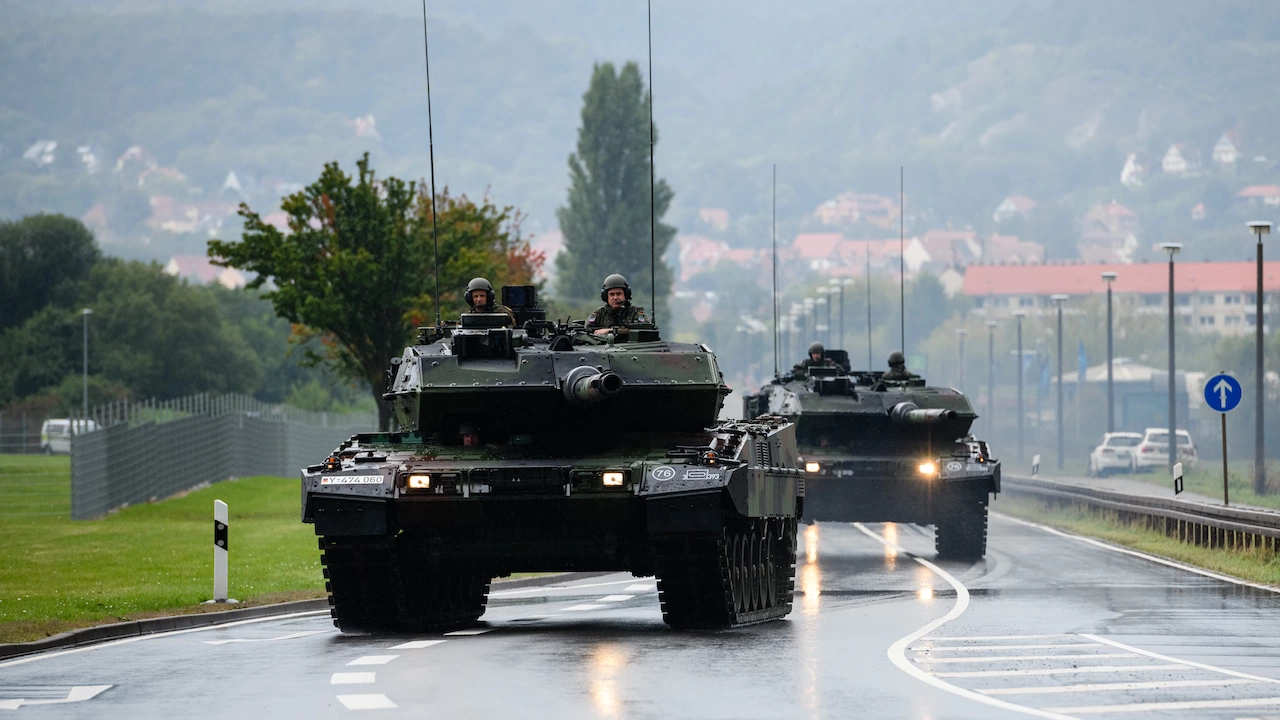 Петдесет танка Леопард 1 отпътуваха днес от град Турне в