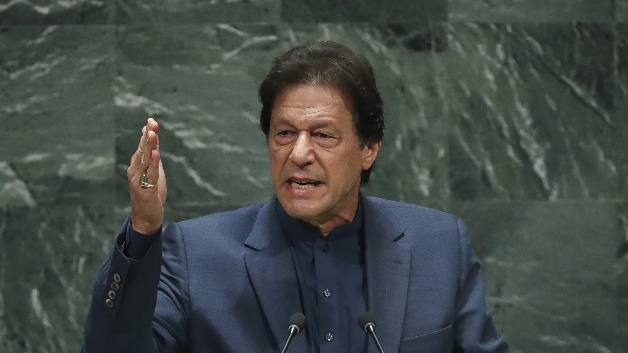 Бившият пакистански министър председател Имран Хан получи петгодишна забрана от