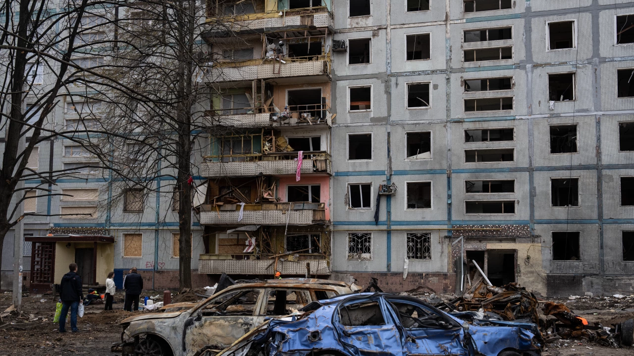 Двама души загинаха след руска ракетна атака по град Запорожие