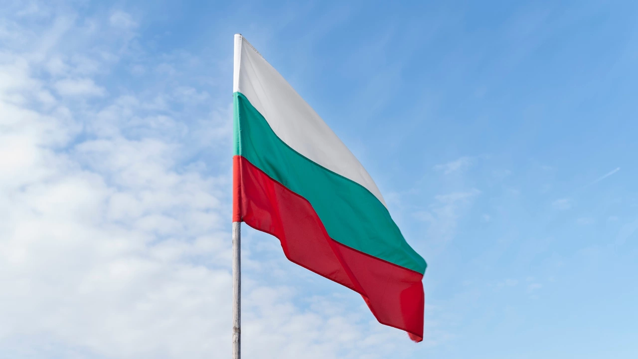 Издигнатият 55 метров пилон с националния флаг на хълм Боровец в