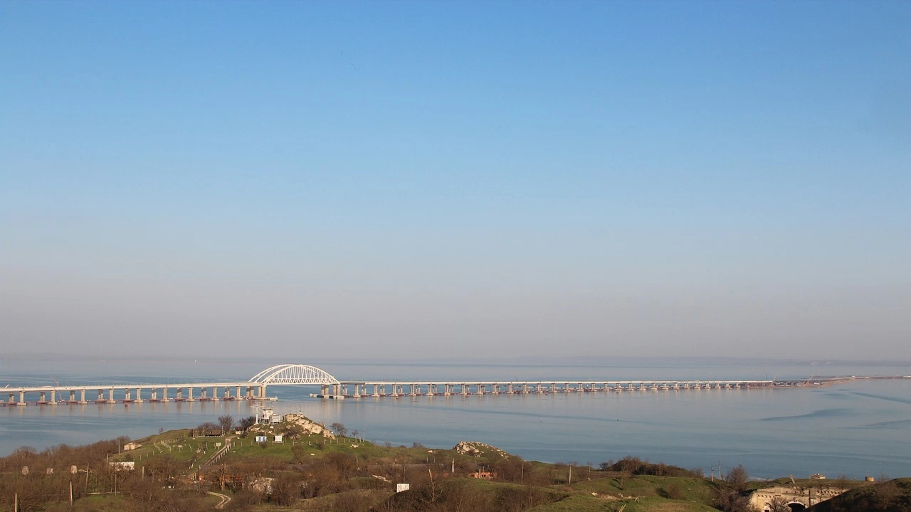 Кримският мост е временно затворен за движение на моторни превозни средства Това