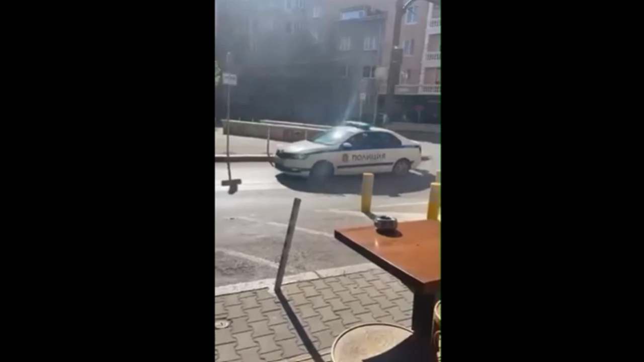 Полицейски патрул прави грубо пътно нарушение на централна софийска улица