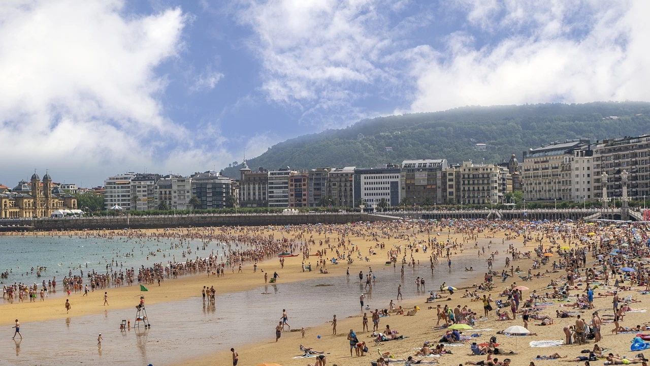 Плажовете в Испания са препълнени в разгара на летния сезон За това