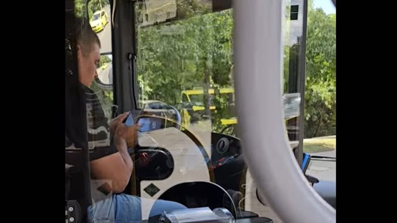 Шофьор на автобус 94 си чати, докато вози пътници