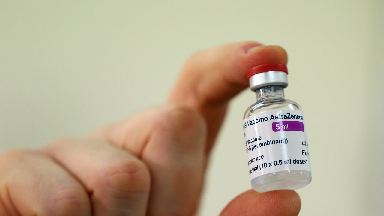Питат "АстраЗенека" за страничните ефекти на ваксините