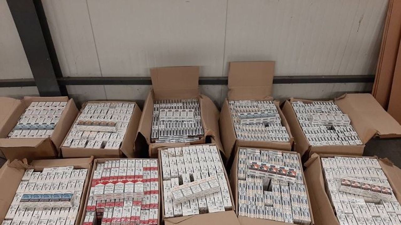 Митнически служители от ТД Митница Русе задържаха 800 кутии цигари