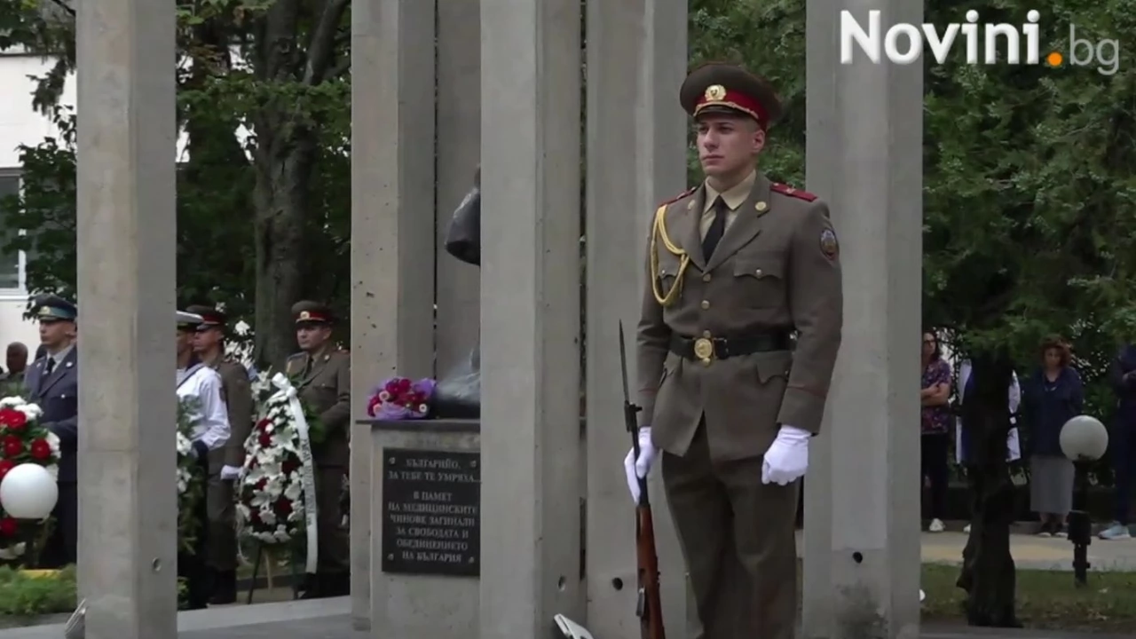 Пред Паметника на медицинските чинове загинали във войните  в градинката пред ВМА