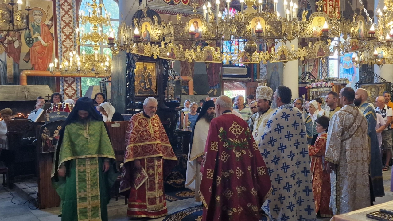 Стотици миряни изпълниха храмовете в Добрич на Успение Богородично Свещениците