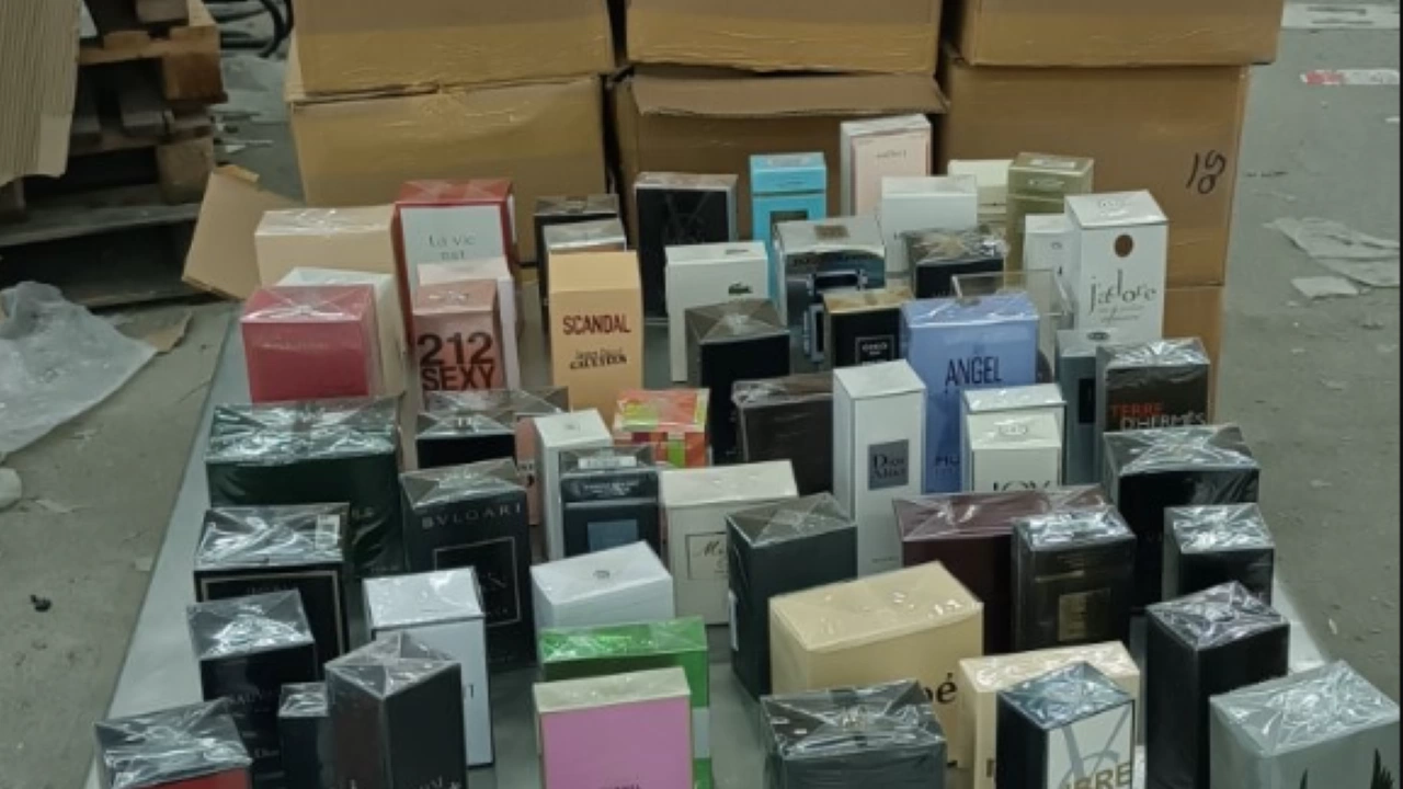 Митничари са задържали 3742 маркови парфюма при проверка на товарен