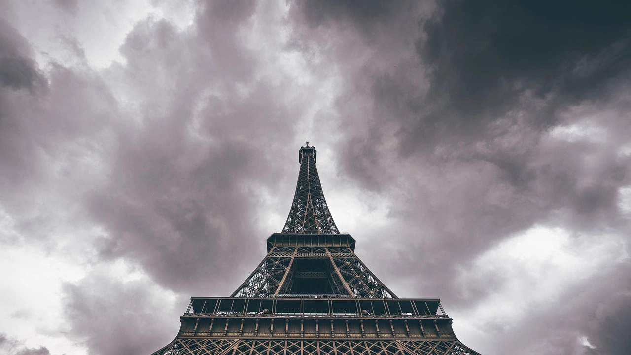 Полицията в Париж арестува парашутист скочил от Айфеловата кула съобщи