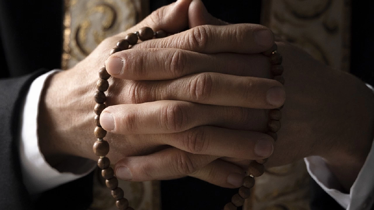 Възпитател от католическа лобистка група е арестуван за изнасилване на