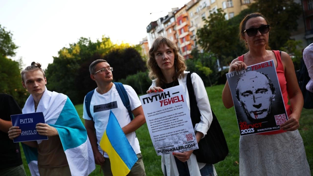 С плакати Путин е убиец и скандирания Не на войната