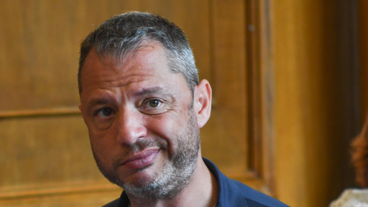 Делян Добрев: Правителството нарушава законите, за да пази финансовите интереси на "Лукойл"