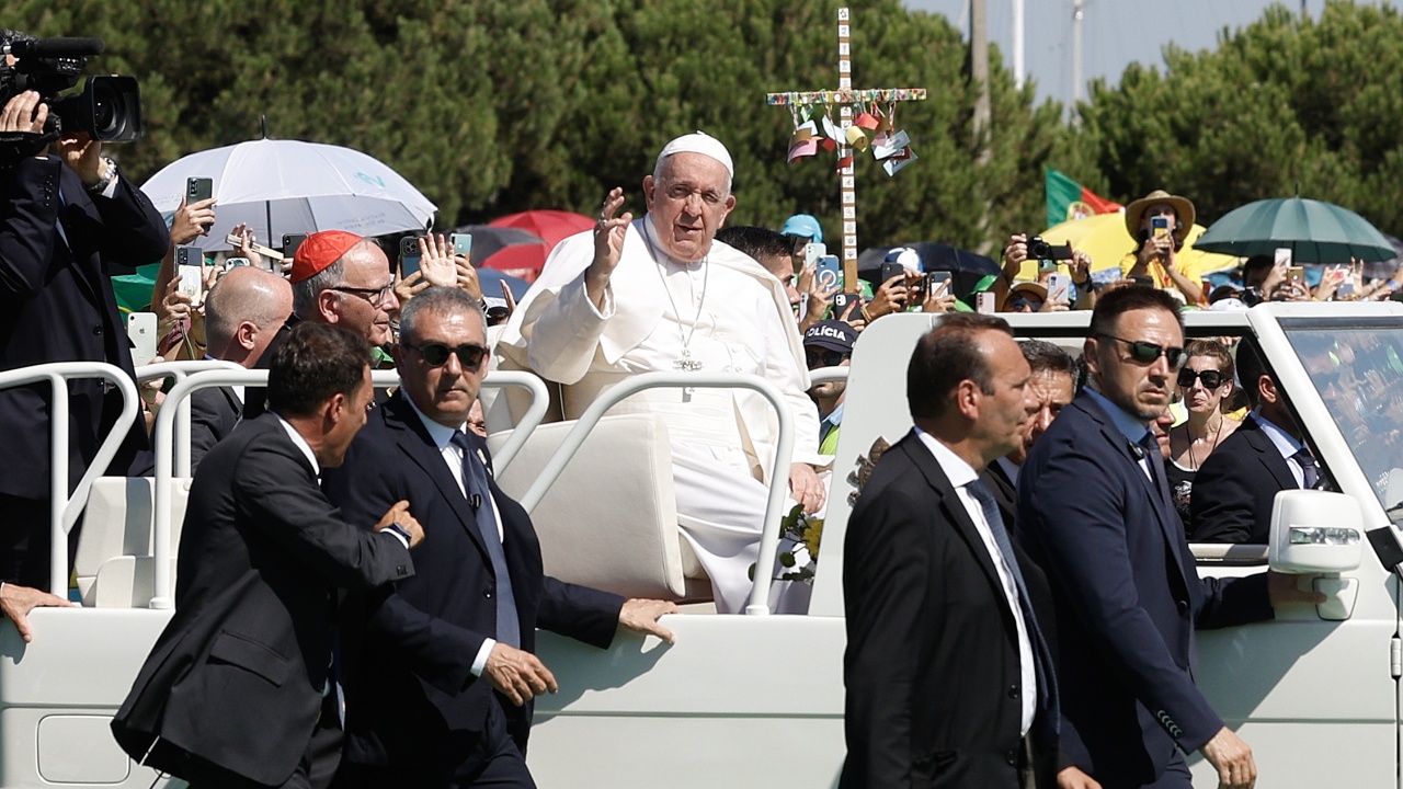 Папа Франциск е обсъдил войната в Украйна и мира с началника на въоръжените сили на САЩ