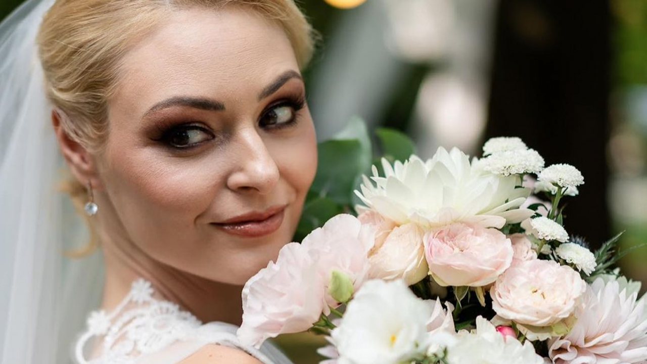 Новинарката на bTV Поли Гергушева вдигна сватба, а атрактивният ѝ