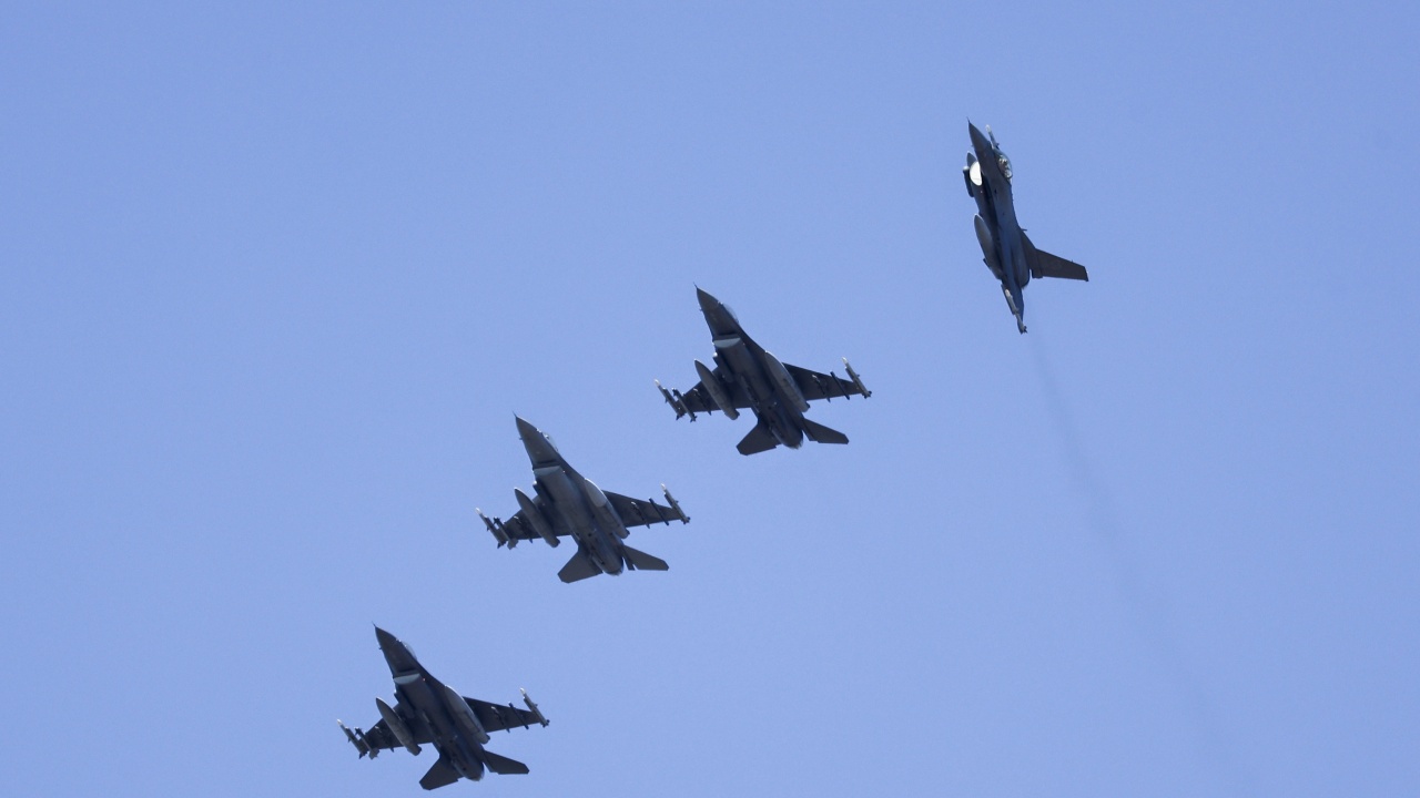 Гърция ще подготвя украински пилоти за управление на изтребители F-16, предава