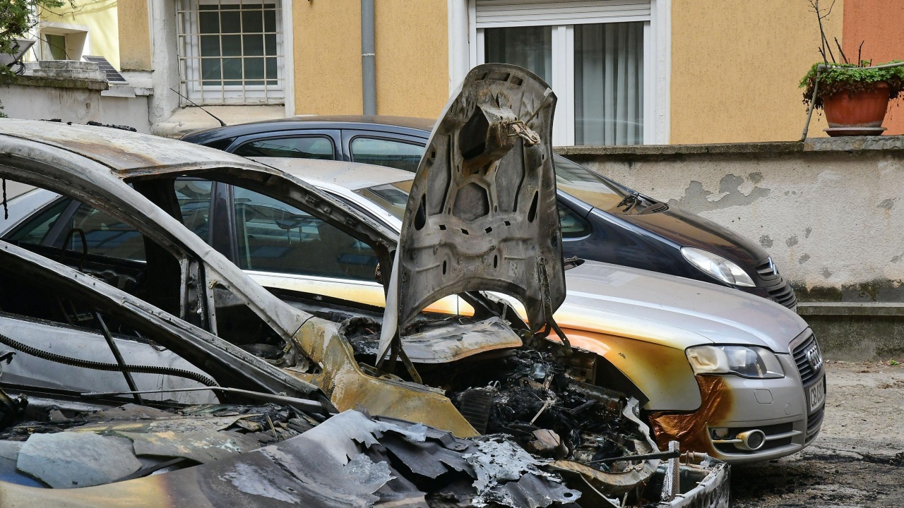Два автомобила изгоряха в Перник
