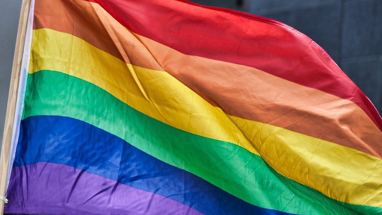 Спор заради ЛГБТ знаме, закачено пред магазин за дрехи в Калифорния,