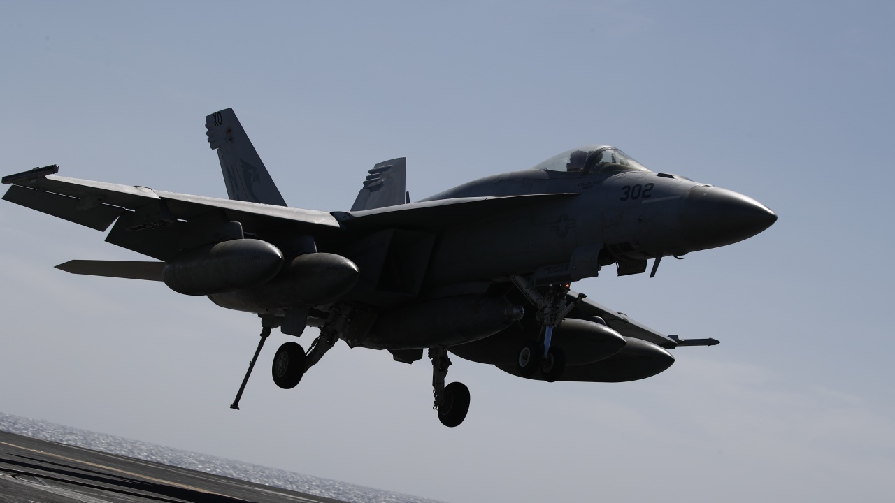 Изтребител F-18 се разби, пилотът загина