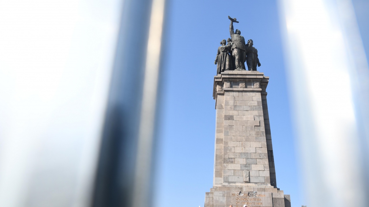 Крайно време е Паметникът на Съветската армия да бъде премахнат.