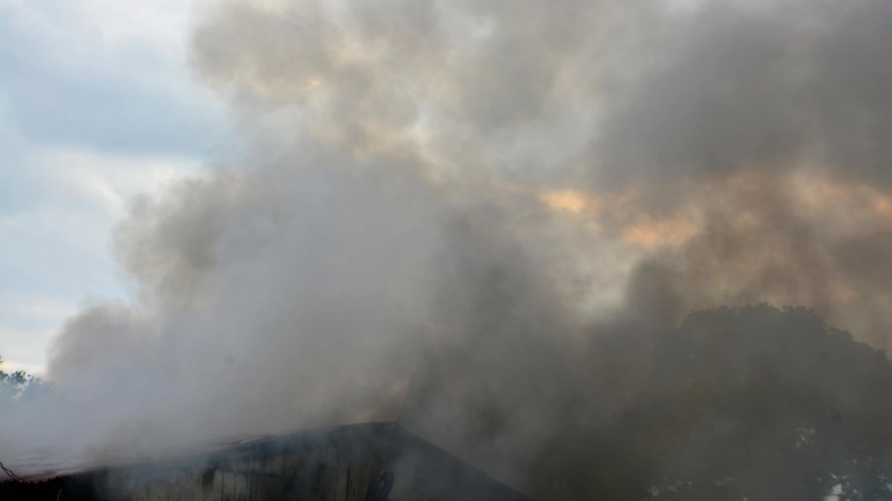 Голям пожар във вилната зона над Ямбол изпепели къщи и стопански