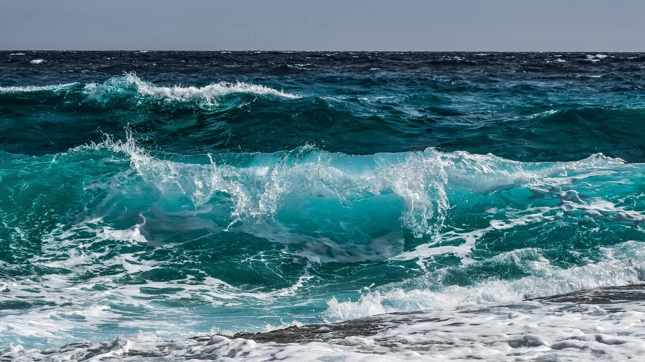 Високите морски вълни породени от бурния североизточен вятър по родното