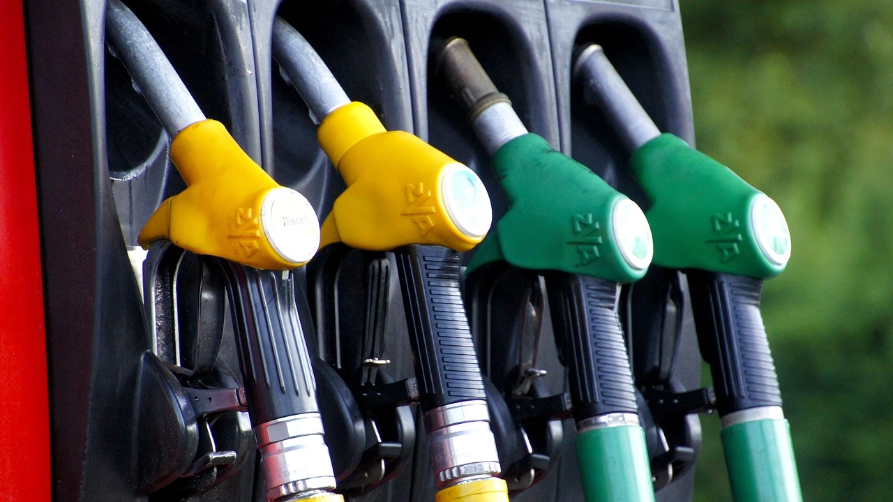 В отпускарския август цените на бензина и дизела продължават да