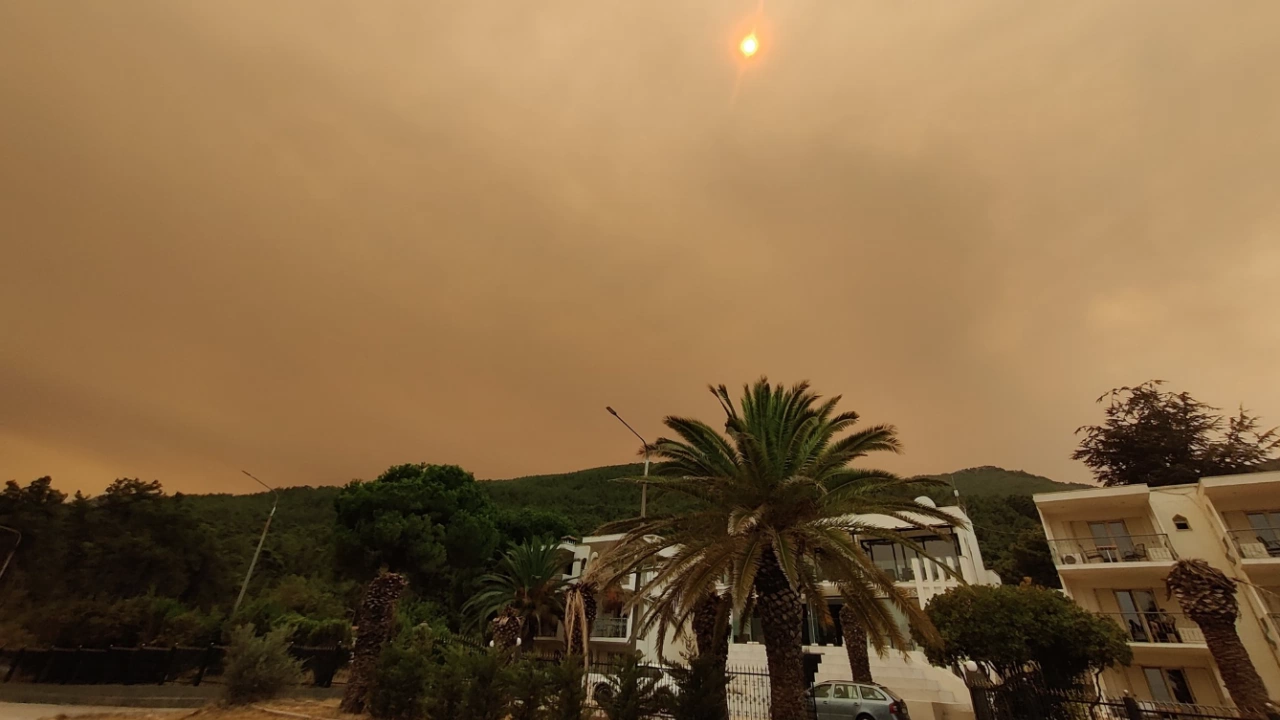 Пожарът разразил се край гръцкия град Александруполис продължава да бушува извън контрол