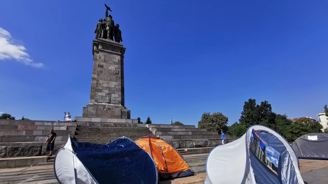 Палатките пред Паметника на Съветската армия в София няма да