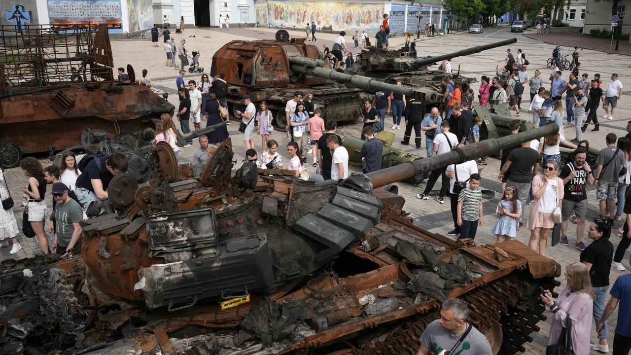 Украйна подреди изгорели руски танкове и бойни машини по централния