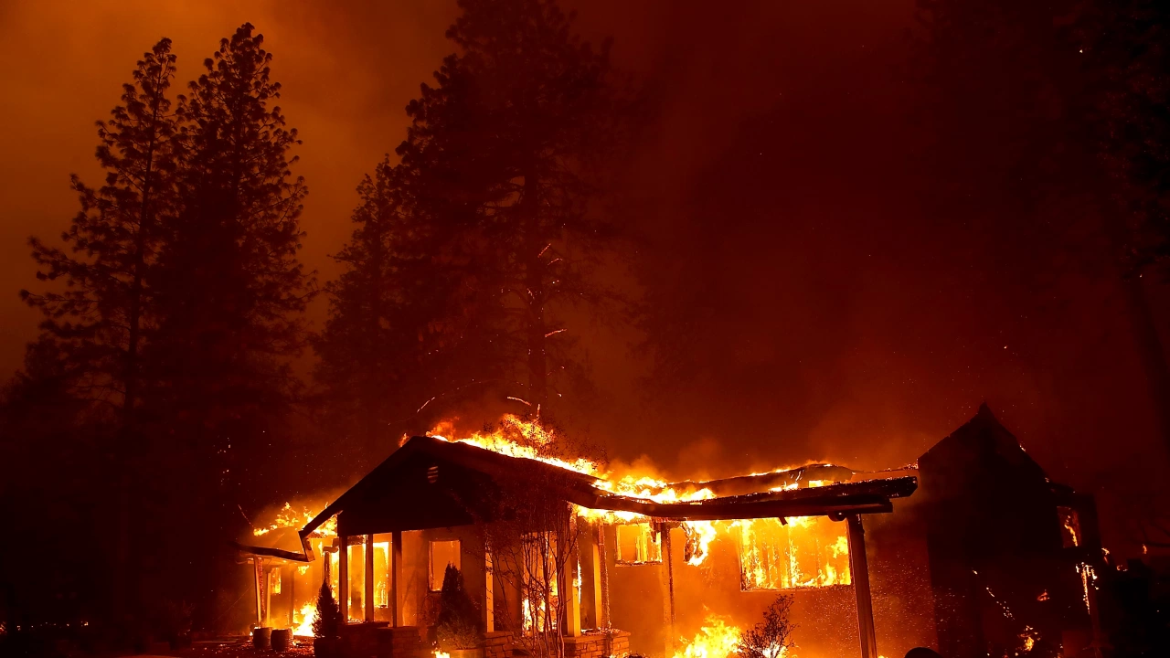 Горските пожари бушуващи до границата между щатите Калифорния и Орегон