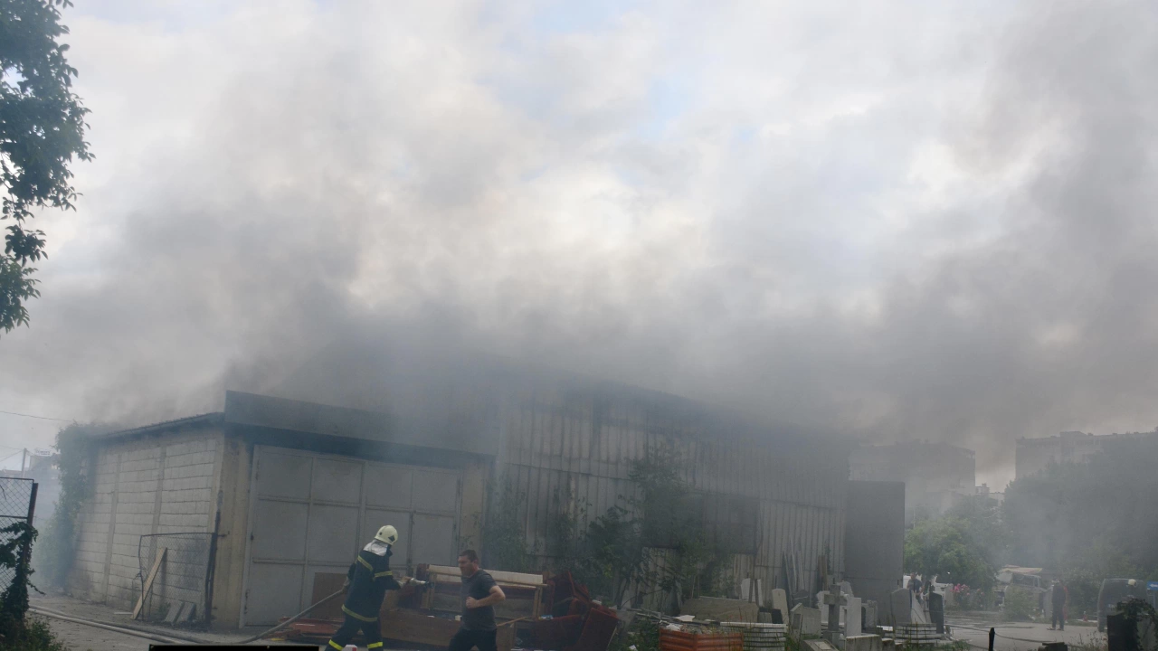 Пожар гори в производствена сграда на територията на северната промишлена