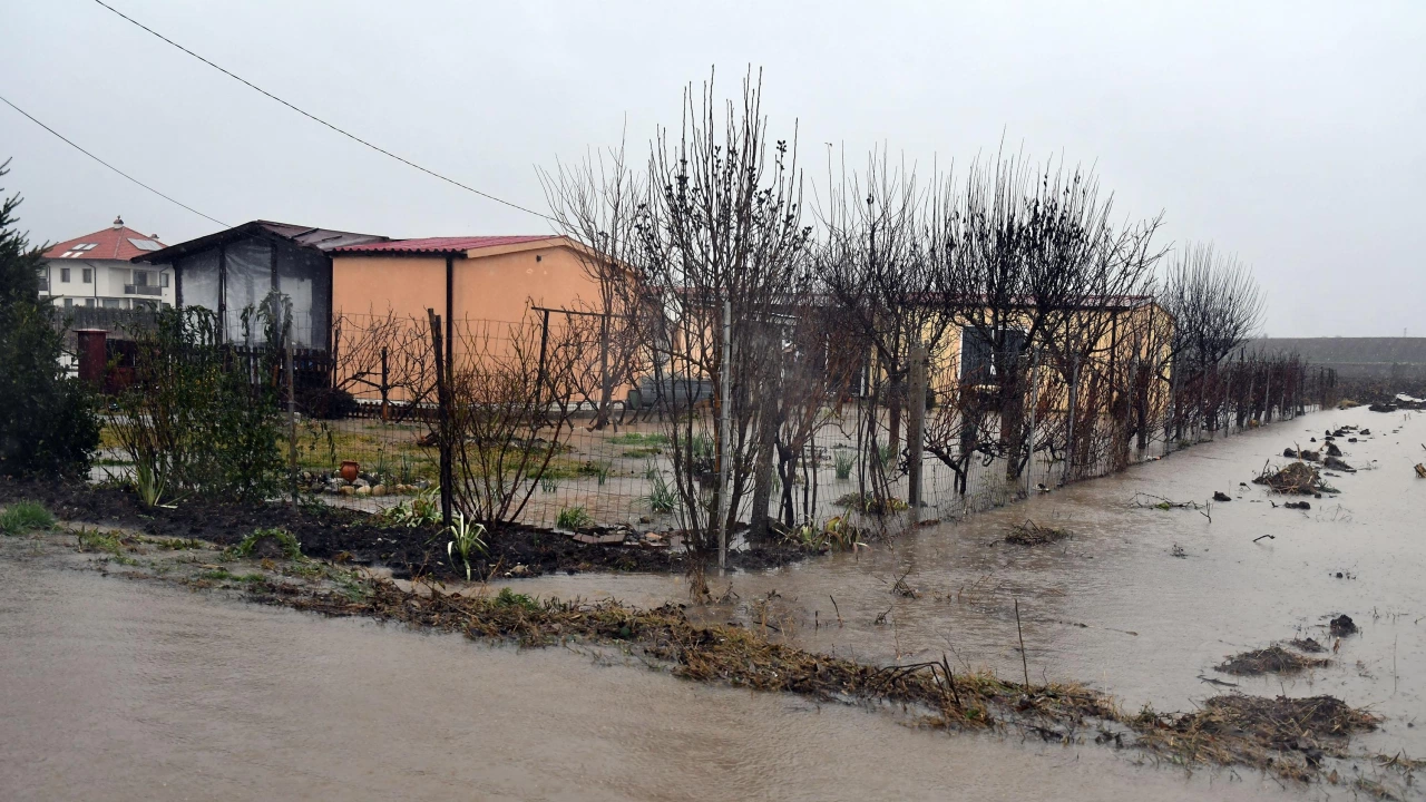 Проливен дъжд предизвика наводнения по улиците на Горна Оряховица днес следобед Зрители