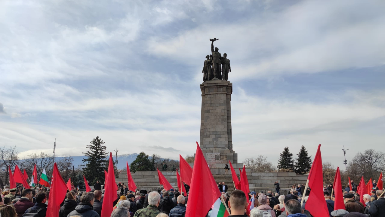 Стотина души са се събрали около Паметника на Съветската армия