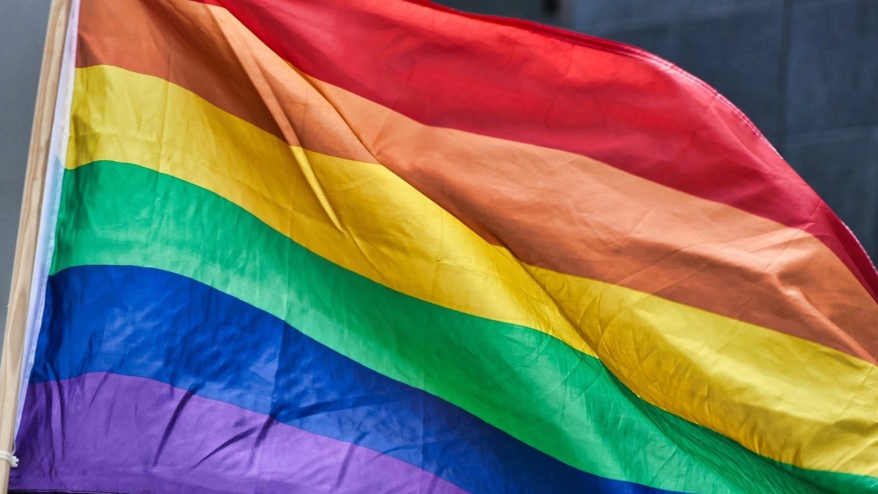 Спор заради ЛГБТ знаме закачено пред магазин за дрехи в Калифорния
