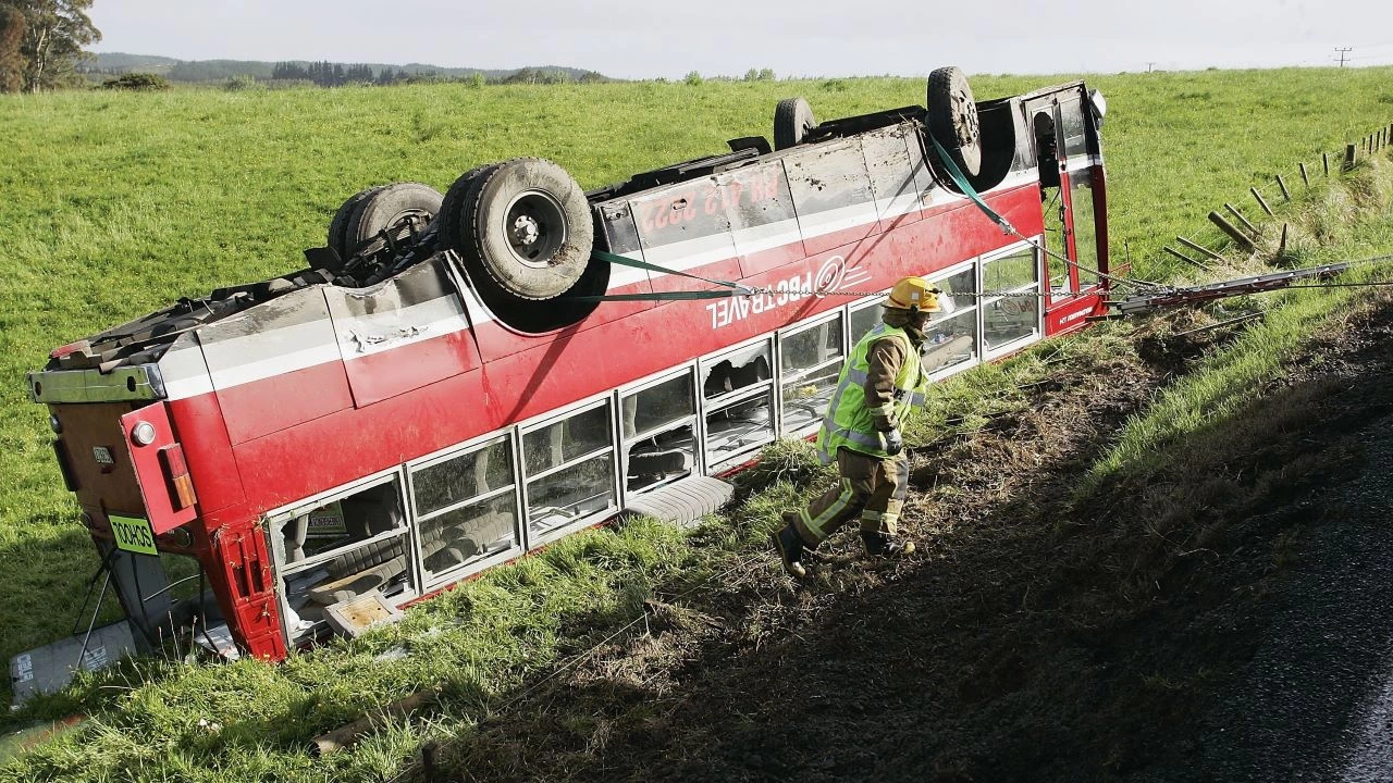 Над 10 души пострадаха при тежка катастрофа с автобус с