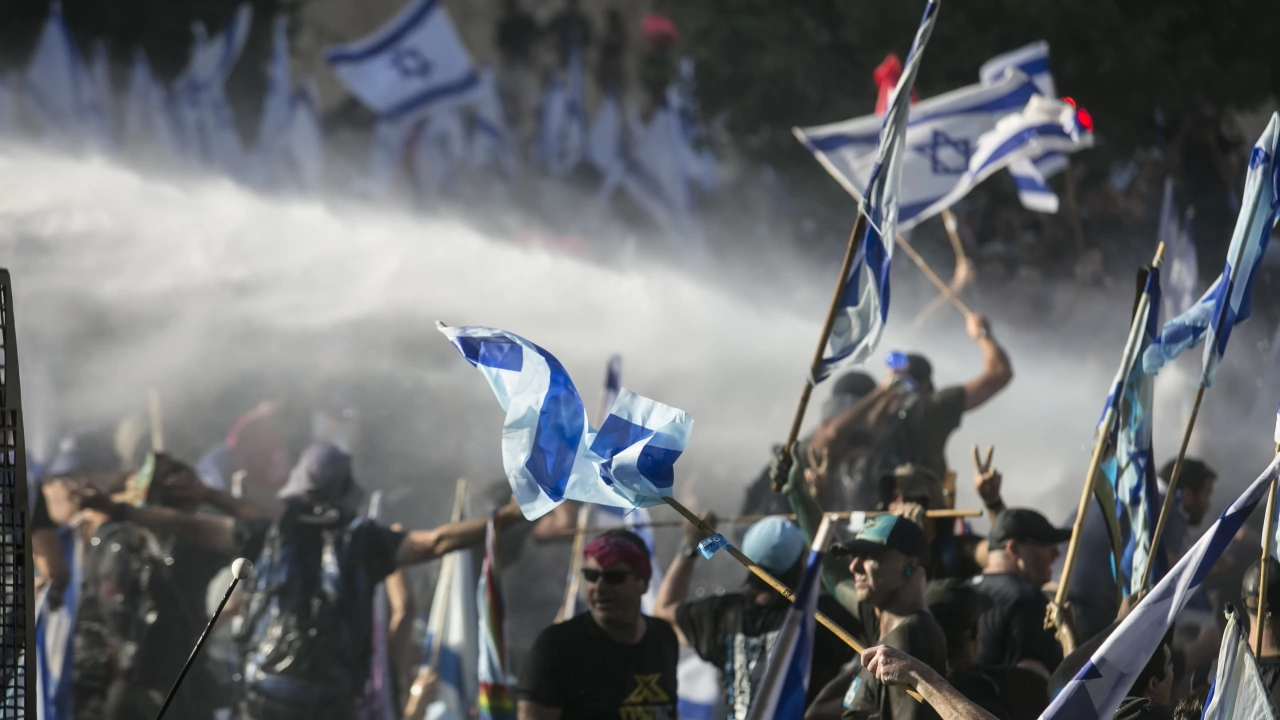 Стотици хиляди израелци излязоха на улиците снощи за да протестират