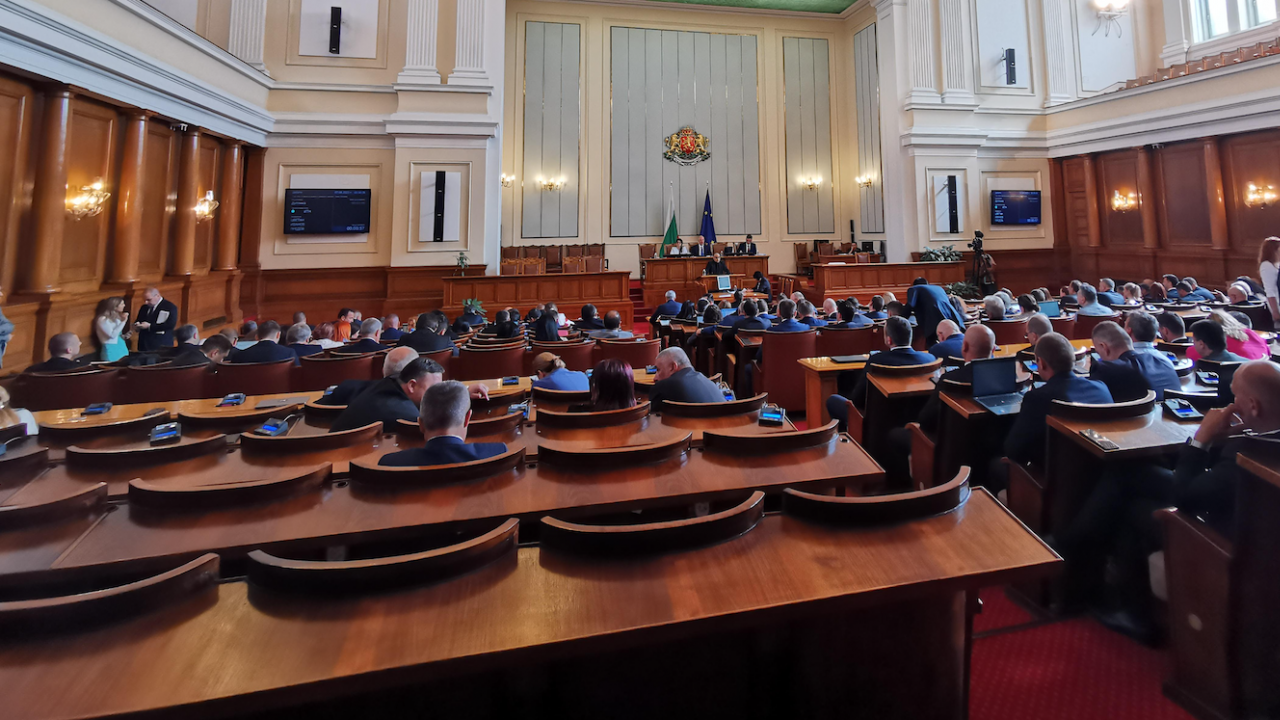 Първата сесия на 49-ия парламент започна на 12 април и