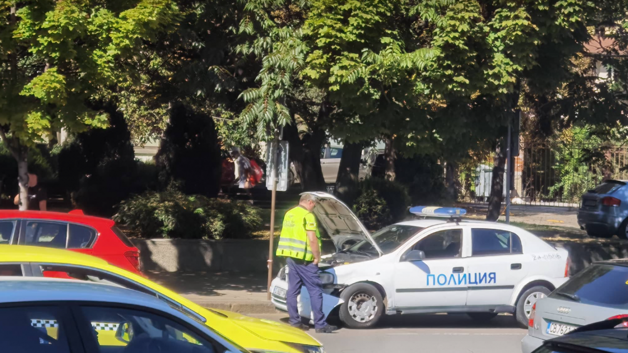 Кола блъсна патрулка на столичния бул. Васил Левски, предаде репортер на